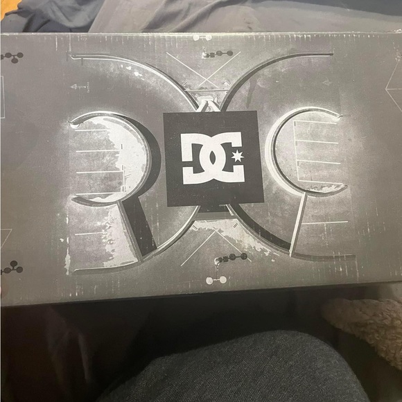 Brand new size 11 DC skater shoes - Picture 4 of 4